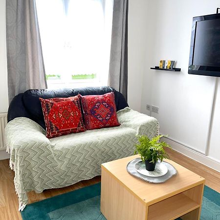 Crescent Apartment - Modern 1 Bedroom First Floor Goodmayes Exterior foto