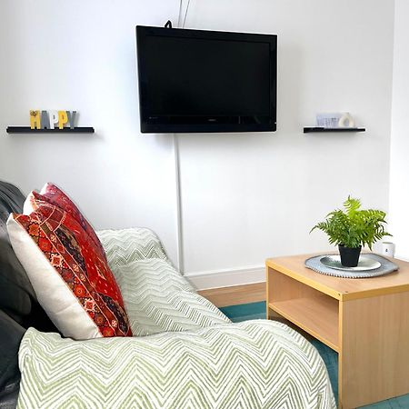 Crescent Apartment - Modern 1 Bedroom First Floor Goodmayes Exterior foto