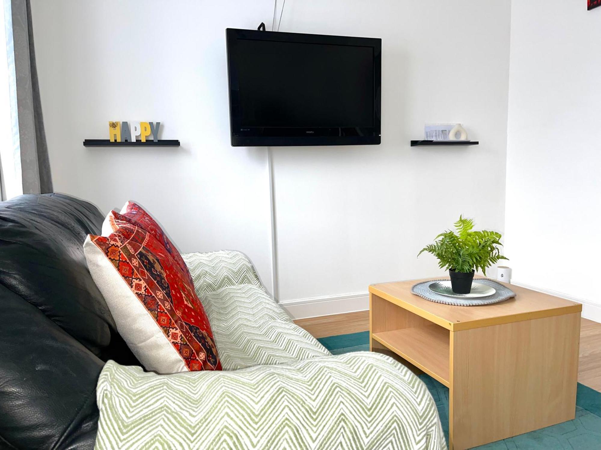 Crescent Apartment - Modern 1 Bedroom First Floor Goodmayes Exterior foto